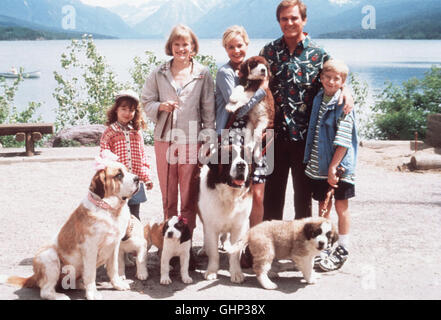 Berhardinerhund Beethoven ist Zur Großen Überraschung der Familie Newton Heimlich Auf Freiersfüßen Gewandelt... Bild: Die Eltern George (CHARLES GRODIN) Und Alice Newton (BONNIE HUNT), Ihre Kinder Emily (SARAH ROSE CARR), Ted (CHRISTOPHER CASTILE) Und Ryce (NICHOLLE TOM) Und Ihre Hunde. Regie: Rod Daniel aka. Beethovens zweite Stockfoto