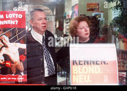 Szene: Horst Kreimann Ärgert Sich Über sterben Club Playerin Vor seit wie. PETER LERCHBAUMER (Horst Kreimann), HANSI JOCHMANN (Hilde Kreimann) Regie: Arend Aghte aka. Blutige Noten Stockfoto