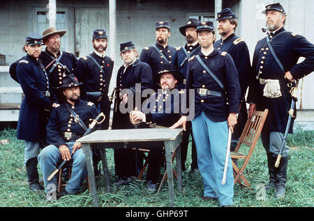 GETTYSBURG - Hinten von links Nach Rechts: Szene Mit Sergeant Charles H.Veil (JOHN HEFFRON), Freiwilliger Soldat (JOHN HENRY KURTZ), Leutnant Thomas D.Chamberlain (c. Thomas HOWEL), Sergeant 'Buster' Kilrain (KEVIN CONWAY), Oberst Joshua L.Chamberlain (JEFF DANILES), Ausbau Soldat (BRIAN POHANKA), Hancock «s Berater (KEN BURNS), Freiwilliger Leiter (DALE FETER) Und Ausbau Soldat (JACK THOMPSON) Vorne sitzend,v.l.n.r.: Freiwilliger Soldat (DAVID JURGELLA) Und Generalmajor Winfield Scott Hancock (BRIAN MALLON). Regie: Ronald F.Maxwell aka. Gettysburg Stockfoto