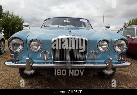 Vorderansicht eines 1962, Jaguar Mark X, im Jaguar Enthusiasten Club Bereich bei der Silverstone Classic 2016. Stockfoto