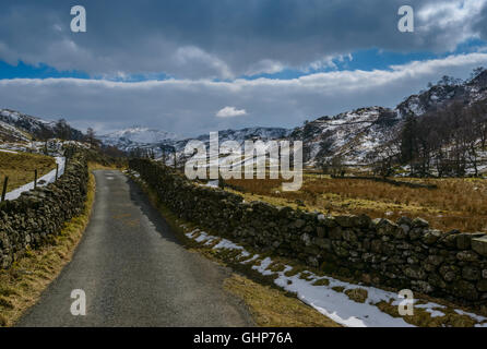 Eine einspurige Straße von der Borrowdale-Straße (B5289), Watendlath, im englischen Lake District. Stockfoto