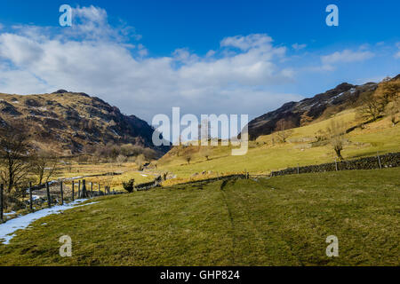 Blick vom eine einspurige Straße von der Borrowdale-Straße (B5289), Watendlath, im englischen Lake District. Stockfoto