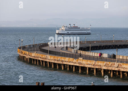 San Francisco, Kalifornien: The California Hornblower Municipal Pier vorbei. Stockfoto