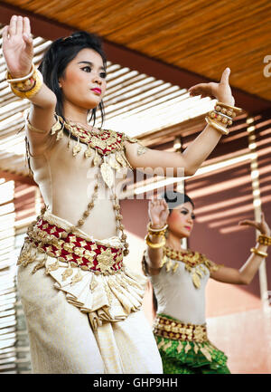 Studenten aus kambodschanischen Living Arts führen klassischen und volkstümlichen Tanz bei einem Outdoor-Performance in Phnom Penh, Kambodscha. Kambodscha Stockfoto