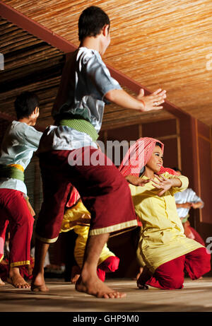 Studenten aus kambodschanischen Living Arts führen klassischen und volkstümlichen Tanz bei einem Outdoor-Performance in Phnom Penh, Kambodscha Stockfoto