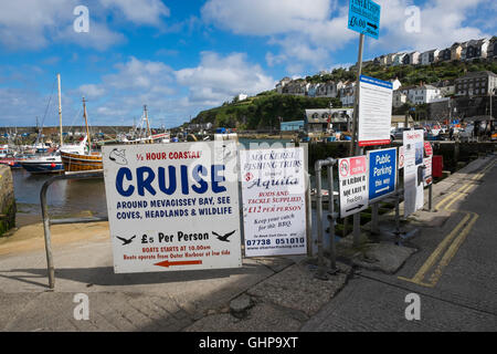 Werbeschilder am Hafen in Mevagissey, Cornwall, England, UK Stockfoto