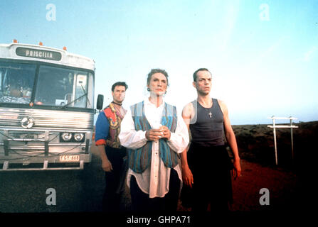 Priscilla - Königin der Wüste Die Beiden Freunde Tick Und Adam Sowie Ihre Freundin Bernadette, Eine Transsexuelle, Nehmen Ein Engagement in Alice Springs, wo Sie Mit Ihrer Travestie-Show Auftreten Sollen. Die Weite Reise von Sydney in Dachmarke alten Bus Wird Voller Abenteuer. Bild: GUY PEARCE (Adam), TERENCE STAMP (Bernadette), HUGO WEAVING (Tick) Regie: Stephan Elliott aka. The Adventures of Priscilla, Königin der Wüste Stockfoto