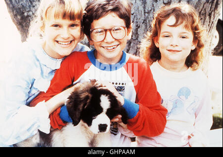 Ein Hund Namens Beethoven USA 1991 - Brian Levant Ein Hund Namens Beethoven Rettet Sich Vor Dem Bösen Tierarzt Dr. Varnick, der Ihn Für Grausame Vorläuferentscheidung Missbrauchen wird, Zu der Familie Newton. Dort Sorgt er Für Viel Trubel Und Verwandelt Das Beschauliche Vorstadtheim in Ein Tollhaus. Foto: Welpe Mit Namen Beethoven Und sterben Kinder Newton - Ryce (NICHOLLE TOM), Ted (CHRISTOPHER CASTILE) Und Emily (SARAH ROSE KARR). Regie: Brian Levant aka. Beethoven Stockfoto