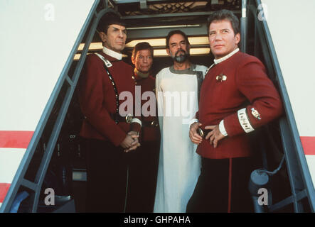 Star Trek V - Am Rande des Universums sterben Enterprise Wird Mitsamt Ihrer Mannschaft von Dem Vulkanischen Herrscher Sybok Gekapert Und Begibt Sich Auf Die Suche Nach Gott... Foto Vlnr.: Mr. Spock (LEONARD NIMOY), Dr. McCoy (DEFOREST KELLEY), qui (LAURENCE LUCKINBILL), Captain Kirk (WILLIAM SHATNER). Regie: William Shatner aka. Star Trek V - The Final Frontier Stockfoto