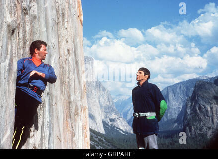 Star Trek V - Am Rande des Universums sterben Enterprise Wird Mitsamt Ihrer Mannschaft von Dem Vulkanischen Herrscher Sybok Gekapert Und Begibt Sich Auf Die Suche Nach Gott... Foto: Captain Kirk (WILLIAM SHATNER, l.) Und Mr. Spock (LEONARD NIMOY). Regie: William Shatner aka. Star Trek V - The Final Frontier Stockfoto