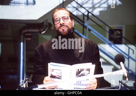 DER SANDMANN Elf Jahre Hut Henry Kupfer (GÖTZ GEORGE) Für Den Mord einer Einer Prostituierten Im Gefängnis Gesessen. Nonne Macht er Furore als Gefeierter Diabolischer Bestsellerautor. "Der Kannibale" Heißt Sein Neuestes Werk - Das Erschütternde Psychogramm Eines Serienmörders. Regie: Nico Hofmann Stockfoto