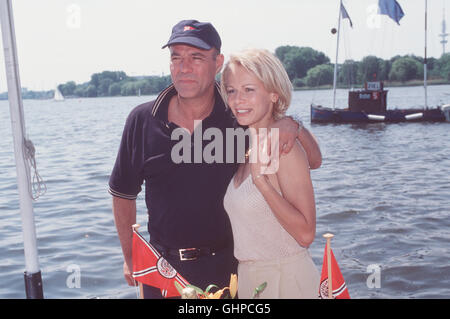 Zwei Asse Und Ein König Teil 2 Unser Bild: Jan de Fries (HEINER LAUTERBACH) Mit Seiner Freundin Corinna (CLAUDINE WILDE)-Regie: Bernd Fischerauer aka. Teil 2 Stockfoto