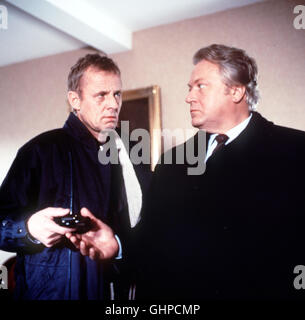 Folge: Elf Jahre Danach Dr. Renz (GÜNTER STRACK, r.) Interessiert Sich Nach der Haftentlassung von Udo Lemke (ROLF BECKER) Für Das, war 11 Jahre Zuvor Geschah. Regie: Michael Meyer aka. Elf Jahre danach Stockfoto