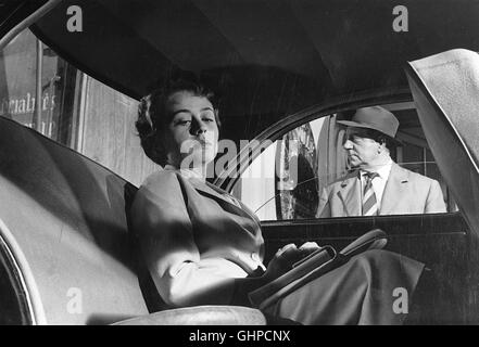 Kommissar Maigret Stellt Eine Falle Maigret neigen un Piège Kriminalkommissar Maigret (JEAN GABIN) Sucht Einen Triebmörder, der Im Pariser "Marais" Vier Frauen Erstochen Hat. Durch Eine Geschickt Motivierte Falschmeldung Kommt er Dem Schuldigen Auf Die Spur. Szene Mit Yvonne Maurin (ANNIE GIRARDOT). Regie: Jean Delannoy aka. Maigret neigen un piege Stockfoto
