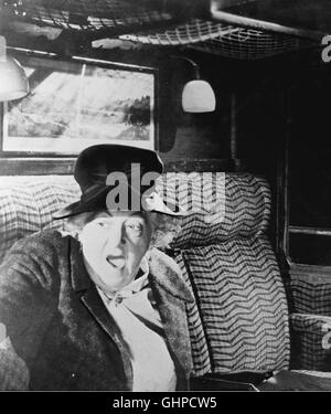 16 UHR 50 PADDINGTON Mord sagte GB 1961 - George Pollock sterben Schrullige Miss Marple (MARGARET RUTHERFORD) hat Ihren Kriminalistischen Instinkt Bei der Lektüre von Über 100 Kriminalromanen Geschult. Als Sie füttere Einer Bahnfahrt Den Mord einer Einer Jungen Frau Beobachtet Und die Polizei IGV Mottoshow Glauben Schenkt, Nimmt Die Alte Dame Zusammen Mit Dachmarke Freund Den Fall Selbst in Die Hand... Regie: George Pollock aka. Mord, was sie sagte Stockfoto