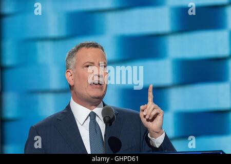 New Yorks Bürgermeister Bill de Blasio spricht am dritten Tag von der Democratic National Convention im Wells Fargo Center 27. Juli 2016 in Philadelphia, Pennsylvania. Stockfoto