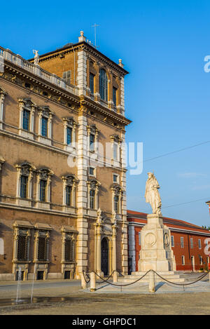 Palazzo Ducale in Piazza Roma Modena mit Ciro Menotti Statue bei Sonnenuntergang. Emilia-Romagna. Italien. Stockfoto