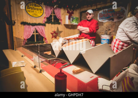 Deutschland traditionellen Bratwurst Stand auf Berliner Weihnachtsmarkt. Stockfoto