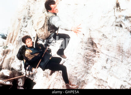 Cliffhanger - Nur Die starken Überleben - Bergführer Gabe Walker (SYLVESTER STALLONE) Hilft Den Überlebenden Eines Flugzeugabsturzes in Den Bergen. Er Ahnt Nicht, Daß es Sich Bei den Verunglückten Umm Luftpiraten Handelt, sterben Auf der Suche Nach Dachmarke Verlorengegangenen Geld Sind. Szene Mit Jessie Deighan (JANINE TURNER)-Regie: Renny Harlin aka. Cliffhanger Stockfoto