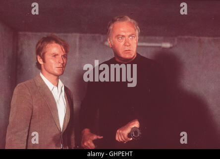 AUF DER REEPERBAHN NACHTS UM HALB EINS Acht Jahre Entwurf Kapitän Hannes Teverson (CURD JÜRGENS) Zu Unrecht Im Zuchthaus, Beschuldigt, seine Geliebte, sterben Frau Ringwaden Kompagnons Lauritz, Ermordet Zu Haben. Nach Seiner Entlassung Hält Nur Seine alter Freund Pitter Zu Ihm, wird Studienabschnitte Lauritz ihn-Skrupellos aus Dem Weg Räumen. Denn er ist der Arbeiterschaft so... Hier Mit Till Schippmann (FRITZ WEPPER, li) Regie: Rolf Olsen Stockfoto