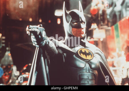 BATMANS RÜCKKEHR Batman Returns USA 1992 - Tim Burton Der Fledermaus-Held Batman Muss in Gotham City Nicht Nur Gegen Den Ebenso Bösartigen Wie brillianten Pinguin Und Den Vampirgleichen Wirtschaftsmogul Max Schreck Kämpfen - Eine Ebenso Trickreiche Wie Gefährliche Gegnerin ist Auch Die Schöne, Faszinierende Catwoman, Deren Charme Batman Unweigerlich Verfällt. Bild: MICHAEL KEATON (Batman, Bruce Wayne) Regie: Tim Burton aka. Batman Returns Stockfoto