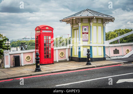 Rote Telefonzelle und Mautstelle auf der Albert Bridge, Chelsea, London, England, Großbritannien Stockfoto