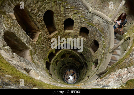 Portugal, Sintra, die Einleitung gut in den Park von Quinta da Regaleira Nachlass, ein UNESCO-Weltkulturerbe Stockfoto