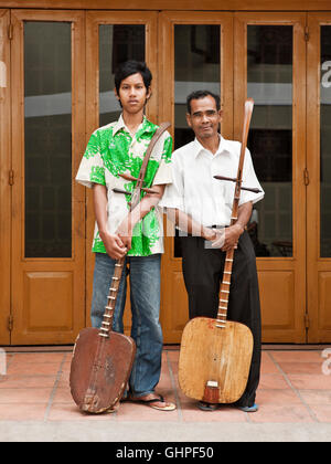 Chapei Master Suon Peng und ein junger Student an der Kambodscha Living Arts Tonstudio in Phnom Penh, Kambodscha. Stockfoto