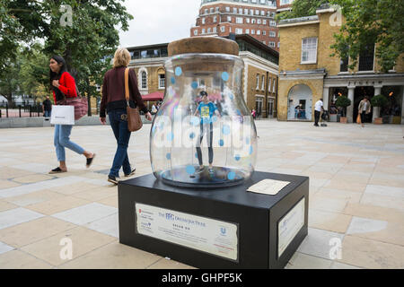 Die BFG Traum Jar Trail auf Kings Road Chelsea außerhalb der Saatchi Gallery, London, UK Stockfoto