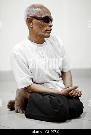 Master-Musiker Kung Nai hört auf seine Schüler üben während einer Klasse im kambodschanischen Leben Kunst, Phnom Pehn, Kambodscha. Stockfoto