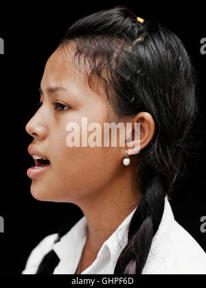Porträt der Smot Sängerin Srey Pov. Srey ist Student und Performerin mit Kambodscha Living Arts in Phnom Pehn, Kambodscha. Stockfoto