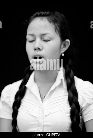 Porträt der Smot Sängerin Srey Pov. Srey ist Student und Performerin mit Kambodscha Living Arts in Phnom Pehn, Kambodscha.