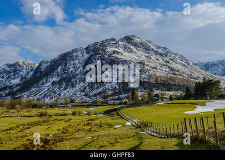 Schneebedeckte Berge in der Nähe von Rosthwaite in Borrowdale im Lake District an einem Spätnachmittag im März. Stockfoto