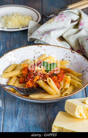 Penne-Nudeln und Arrabbiata mit Cherry-Tomaten-sauce Stockfoto