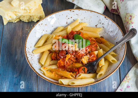 Penne-Nudeln und Arrabbiata mit Cherry-Tomaten-sauce Stockfoto