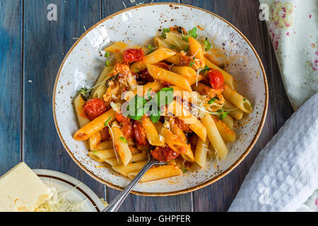 Penne-Nudeln und Arrabbiata mit Cherry-Tomaten-sauce Stockfoto