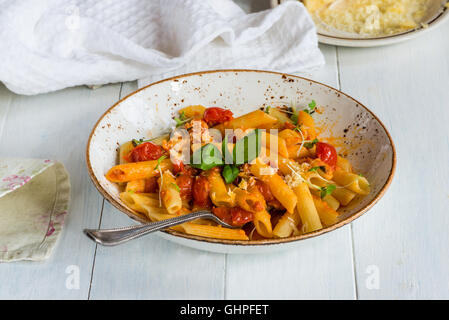 Penne-Nudeln und Arrabbiata mit Cherry-Tomaten-sauce Stockfoto