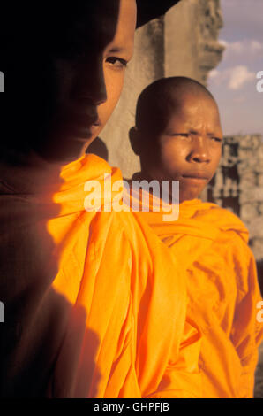 Zwei junge buddhistische Mönche in einem Fenster am Tempel Angkor Wat. Ein buddhistischer Tempel gebaut in 1186 von König Jayavarman VII. Stockfoto