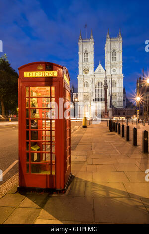 Rot K6 britischen Telefon-Feld vor der Westminster Abbey, Westminster, London Stockfoto