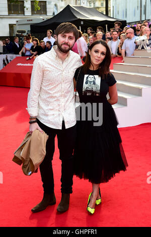 James Buckley und Clair sanftmütigen Teilnahme an der Uraufführung von David Brent: Life On The Road am Leicester Square, London. Stockfoto