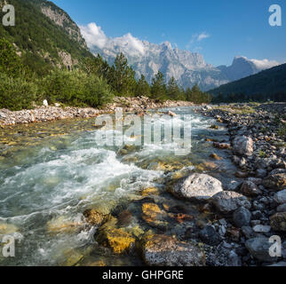 Der Thethit-Fluss im Dorf Theth mit den albanischen Alpen im Hintergrund, Nordalbanien. Stockfoto