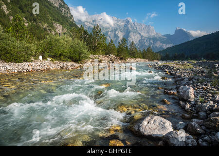 Der Thethit-Fluss im Dorf Theth mit den albanischen Alpen im Hintergrund, Nordalbanien. Stockfoto