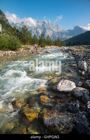 Der Thethit-Fluss im Dorf Theth mit den albanischen Alpen im Hintergrund, Nordalbanien. Stockfoto