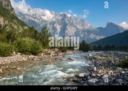 Den Thethit River bei Theth mit den albanischen Alpen, Radohima-massiv und Mt Arapit im Hintergrund, Nordalbanien. Stockfoto