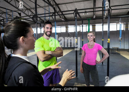 Sportler im Fitness-Studio eine Pause Stockfoto