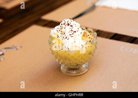 Nahaufnahme von Dessert mit Schlagsahne Stockfoto