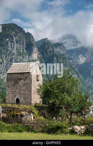 Kulla, Lock-in-Turm in Theth, mit den albanischen Alpen im Hintergrund, Nordalbanien. Stockfoto