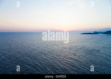 Malerische Aussicht auf den Sonnenuntergang über dem Meer Stockfoto
