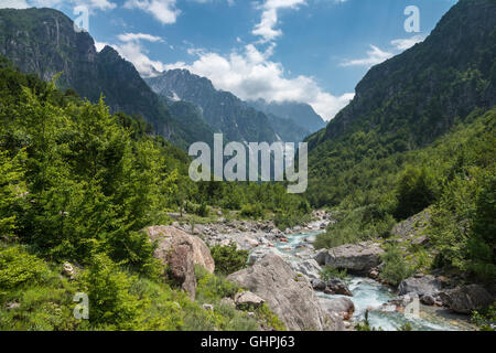 Die Thethit-Flusses, wie es fließt talabwärts Shala Shala-Fluss mit den albanischen Alpen im Hintergrund, Theth, nicht beitreten Stockfoto