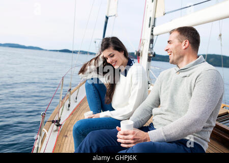 Junges Paar auf Yacht vor Lachen Stockfoto